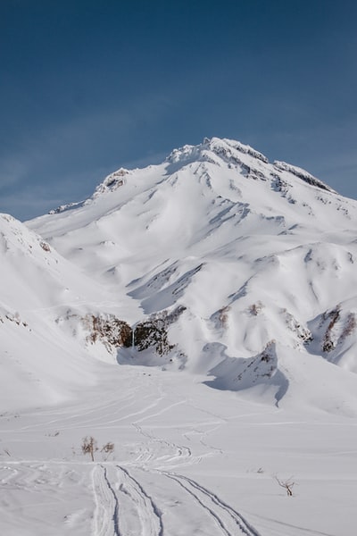 白昼雪山景观照片